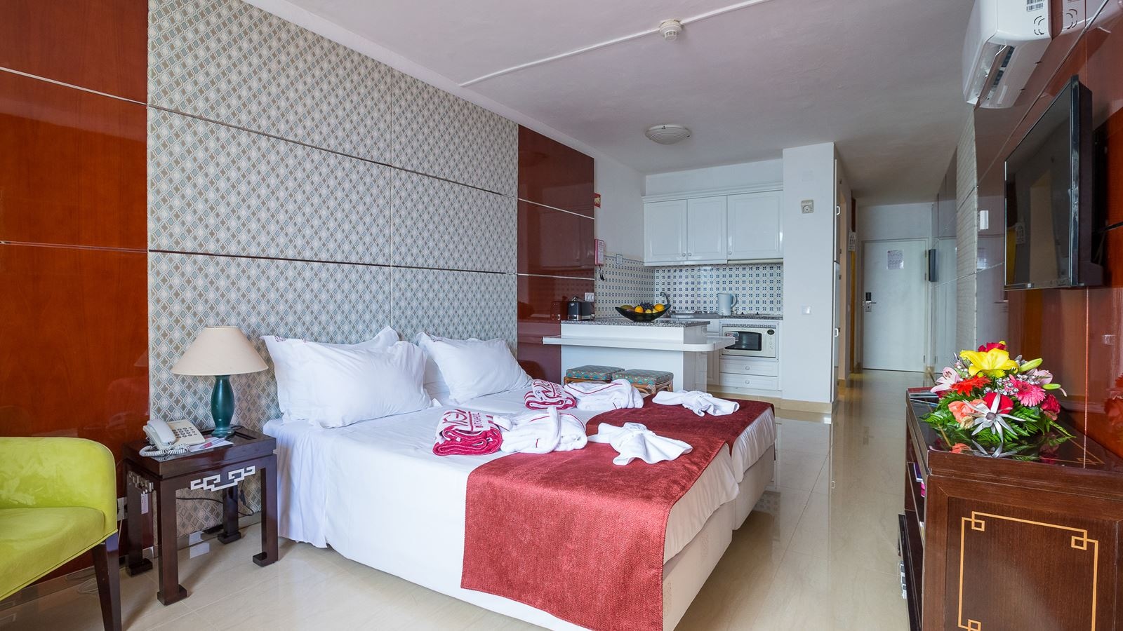 rooms-deluxe-room-terrace-sea-or-pool-view