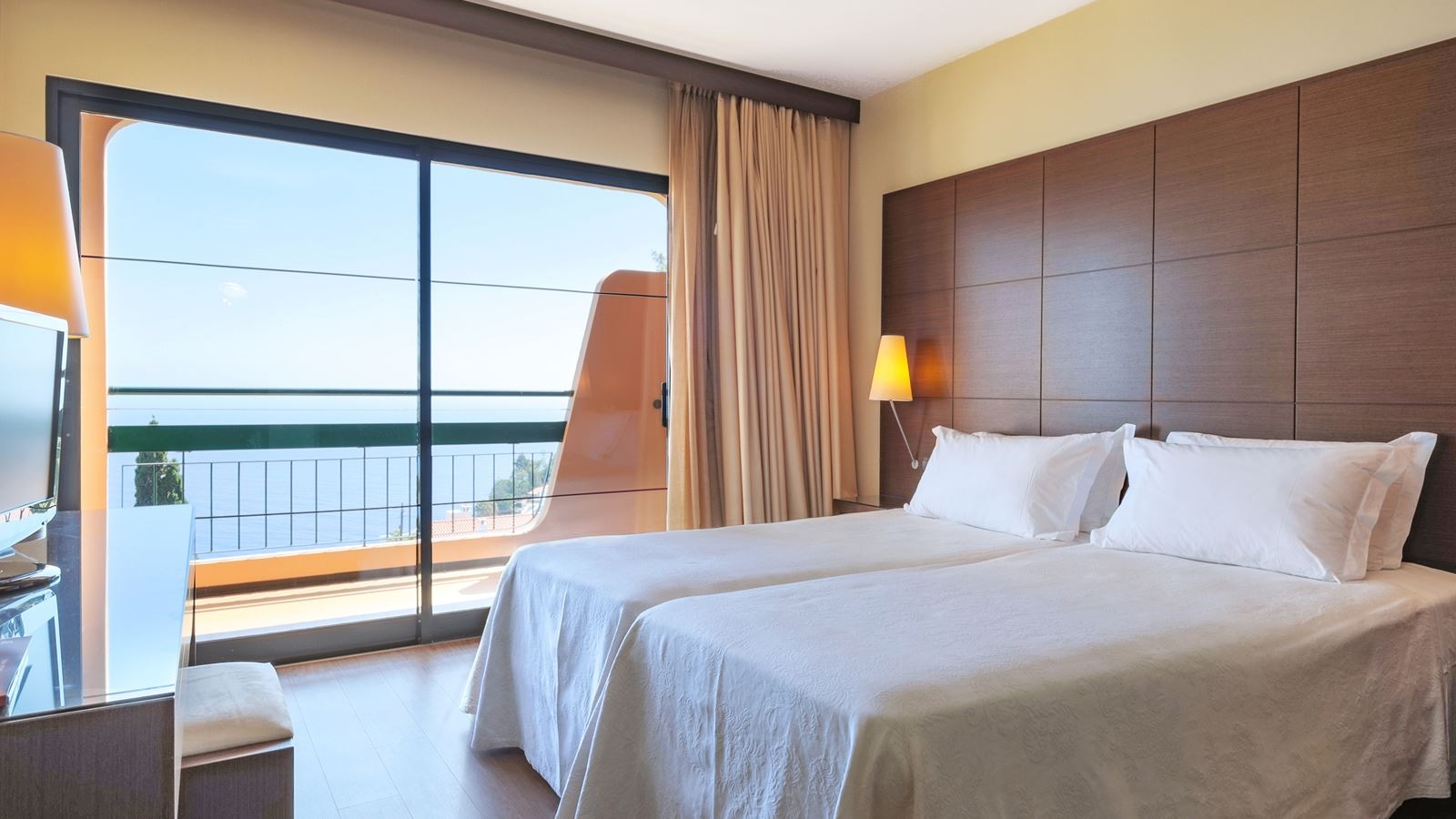 rooms-one-bedroom-club-apartment-garden-view