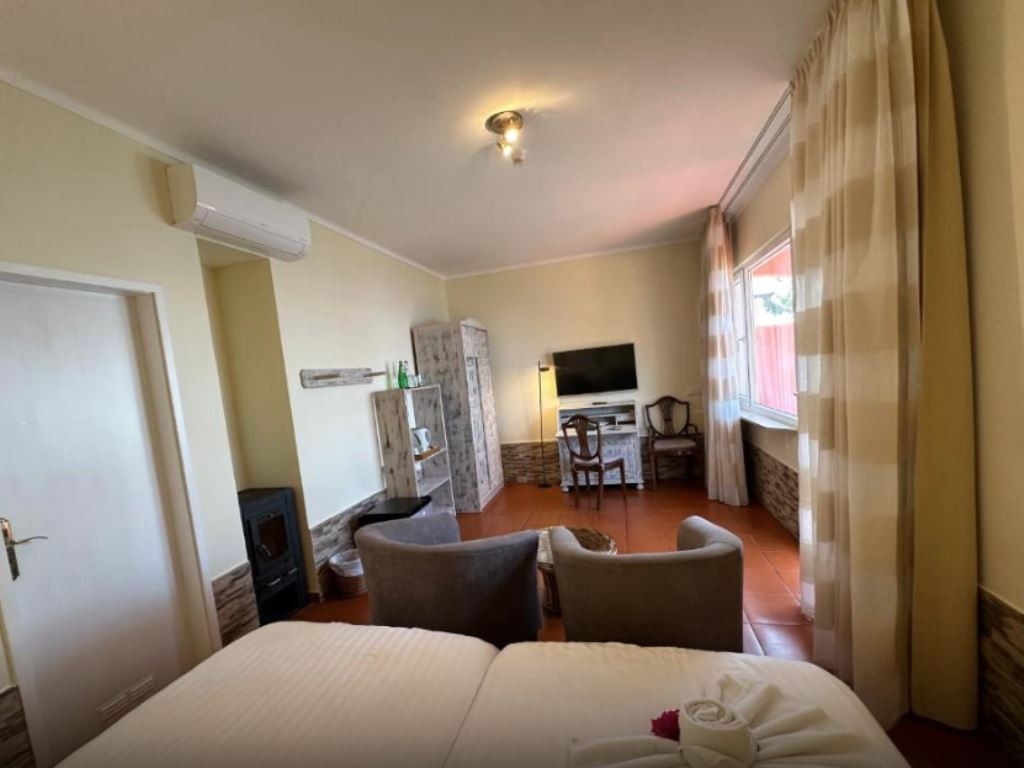 rooms-dj-double-garden-view