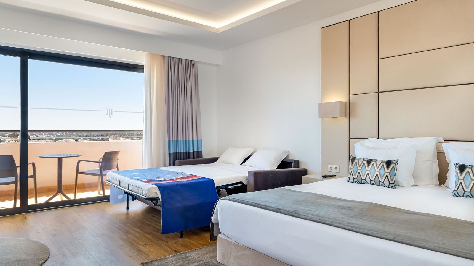 rooms-ds--superior-room--pool-view