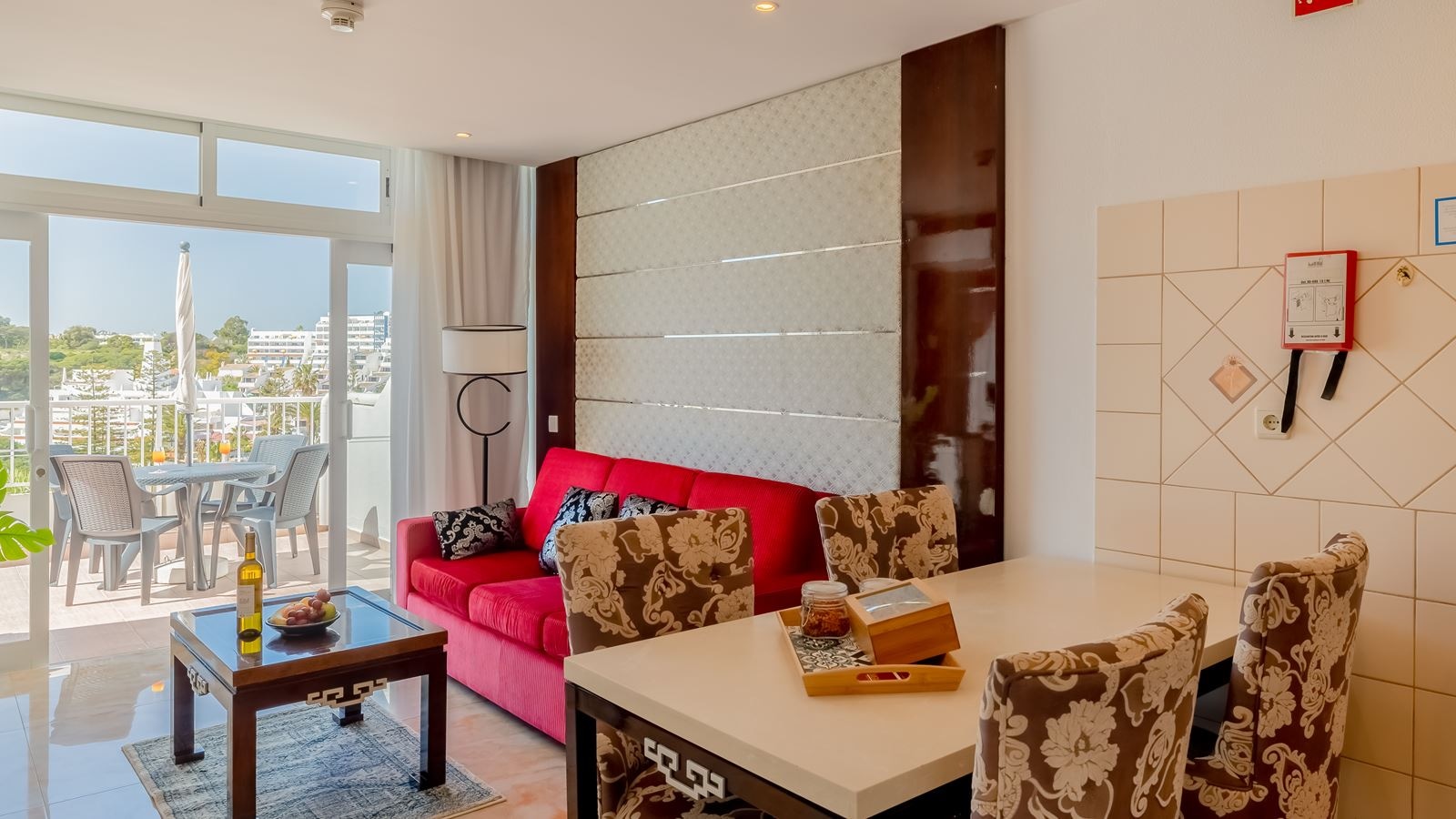 rooms-deluxe-one-bedroom-suite-sea-view-t1is