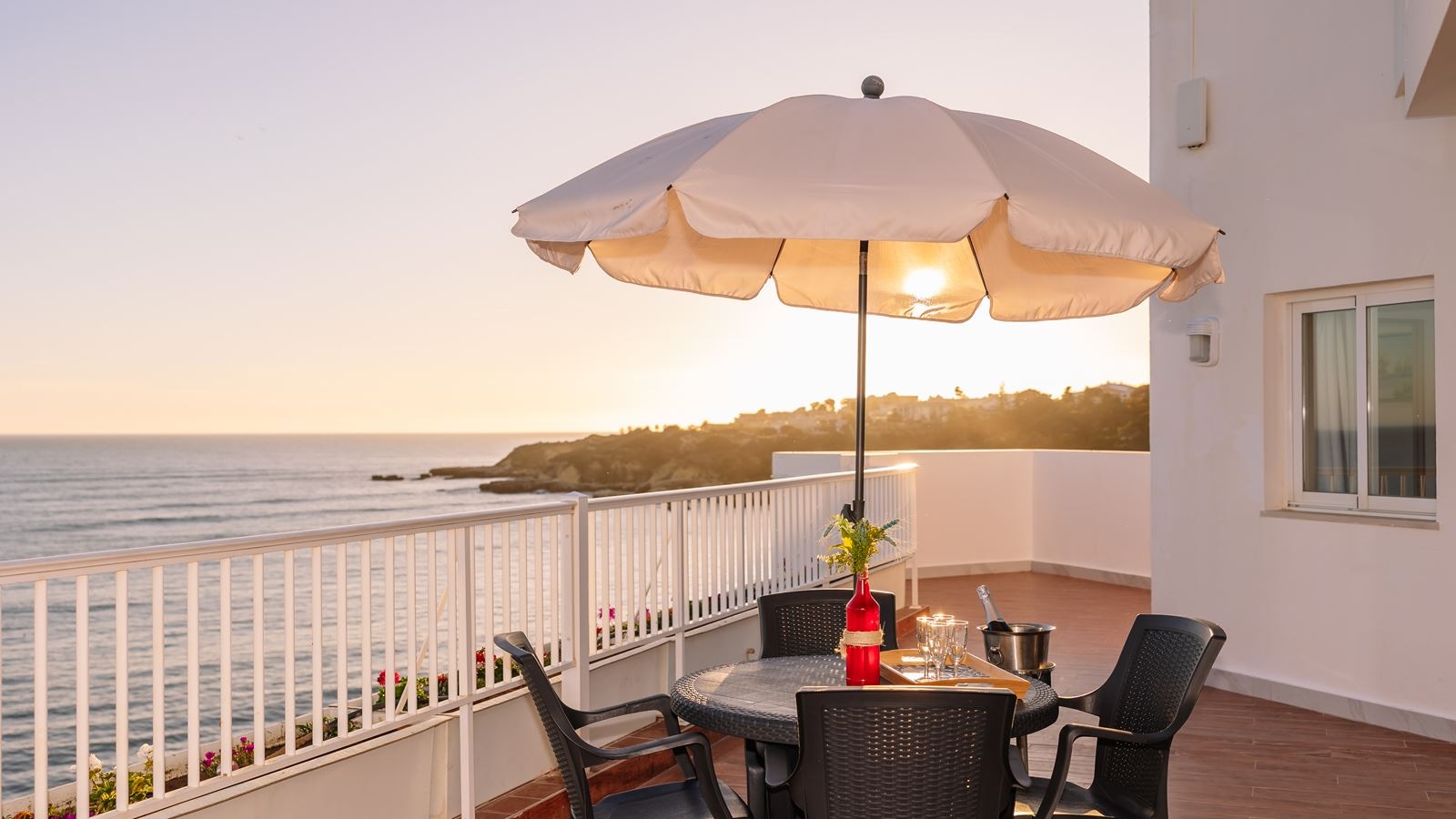 rooms-deluxe-two-bedroom-suite-sea-view-t2is