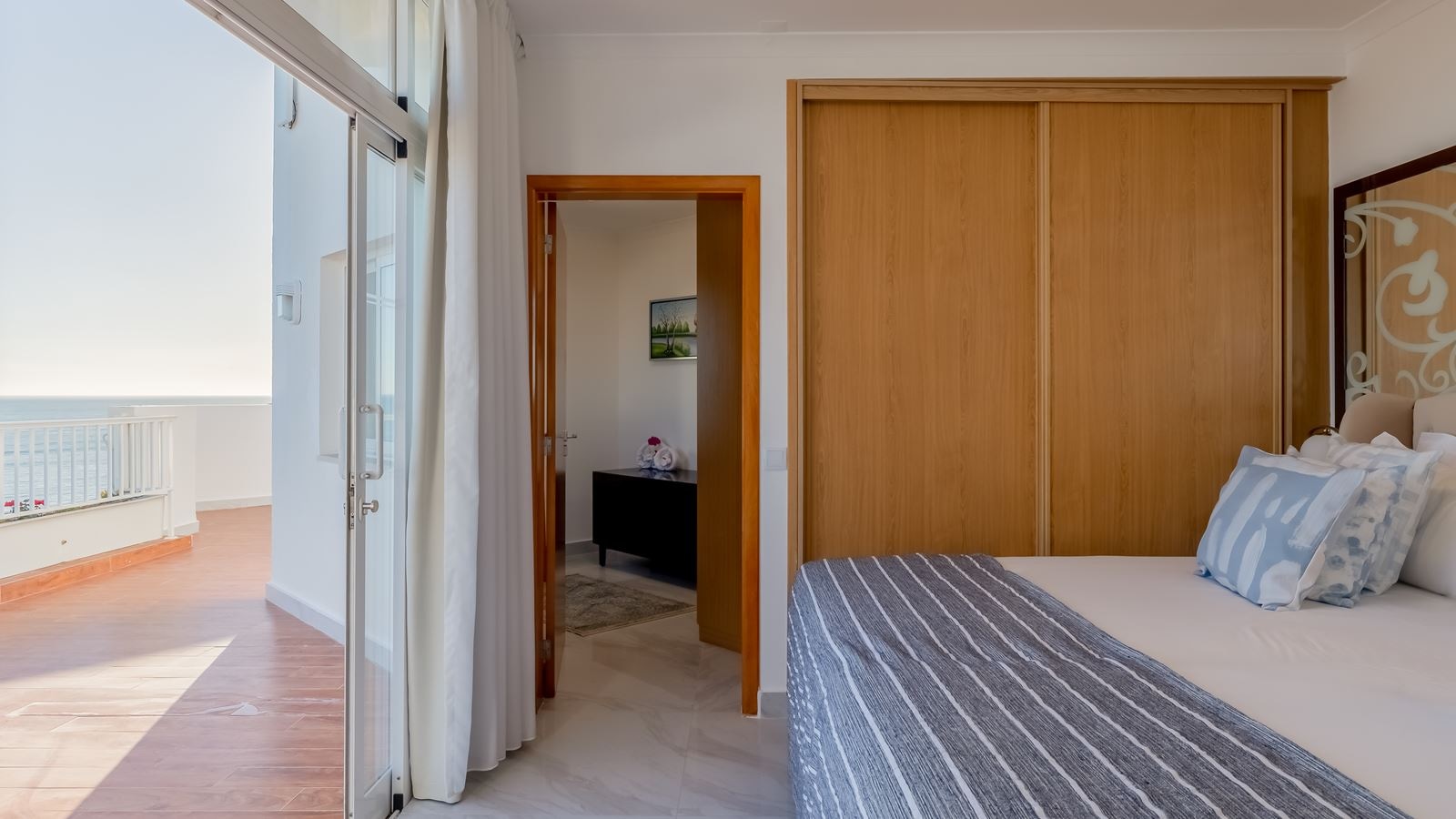 rooms-deluxe-two-bedroom-suite-sea-view-t2is