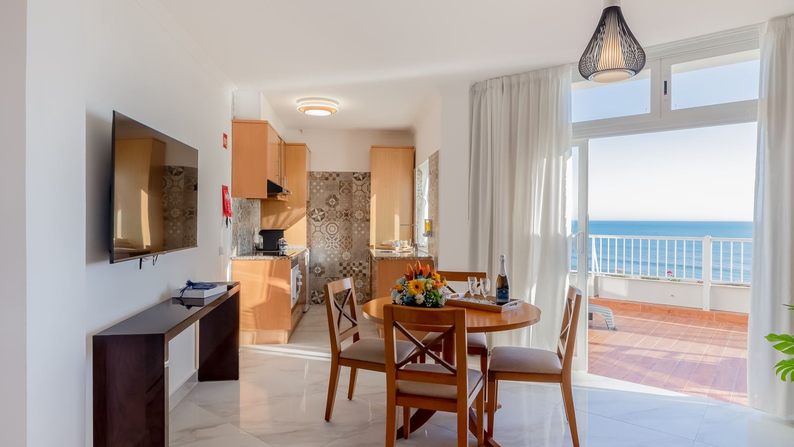 rooms-deluxe-two-bedroom-suite-sea-view-t2is