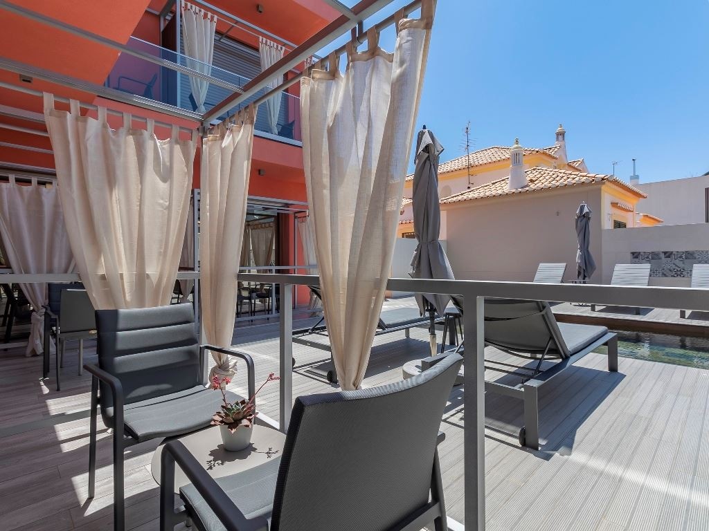 rooms-ea--type-a-anex-buildingcity-view