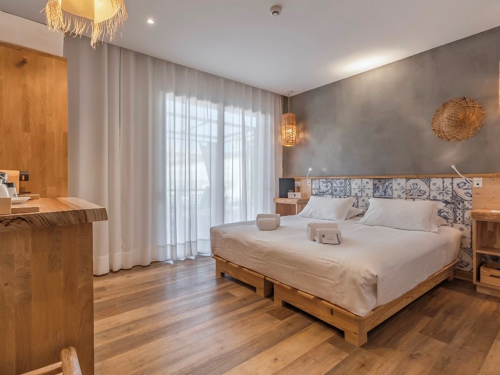 rooms-ea--type-a-anex-buildingcity-view