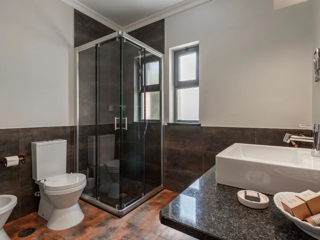 rooms-ea--type-a-anex-buildingcity-view