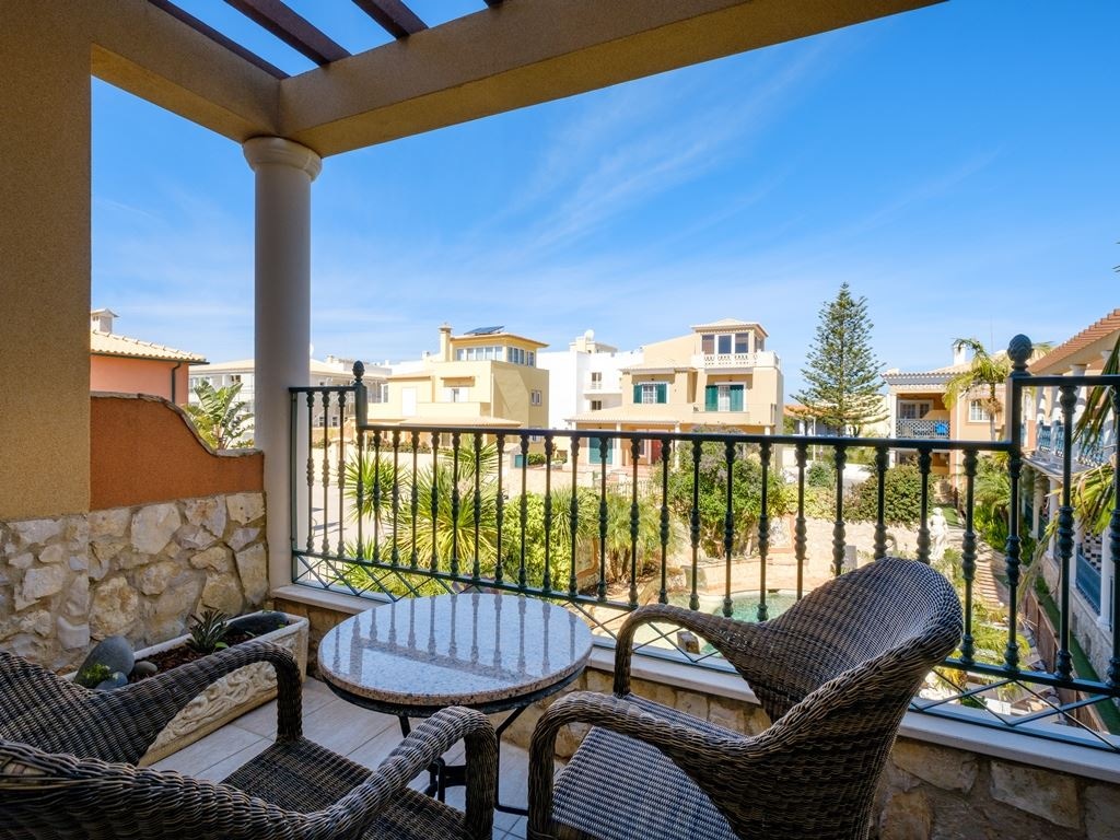 rooms-pd--clasic-pool-viewgarden-view