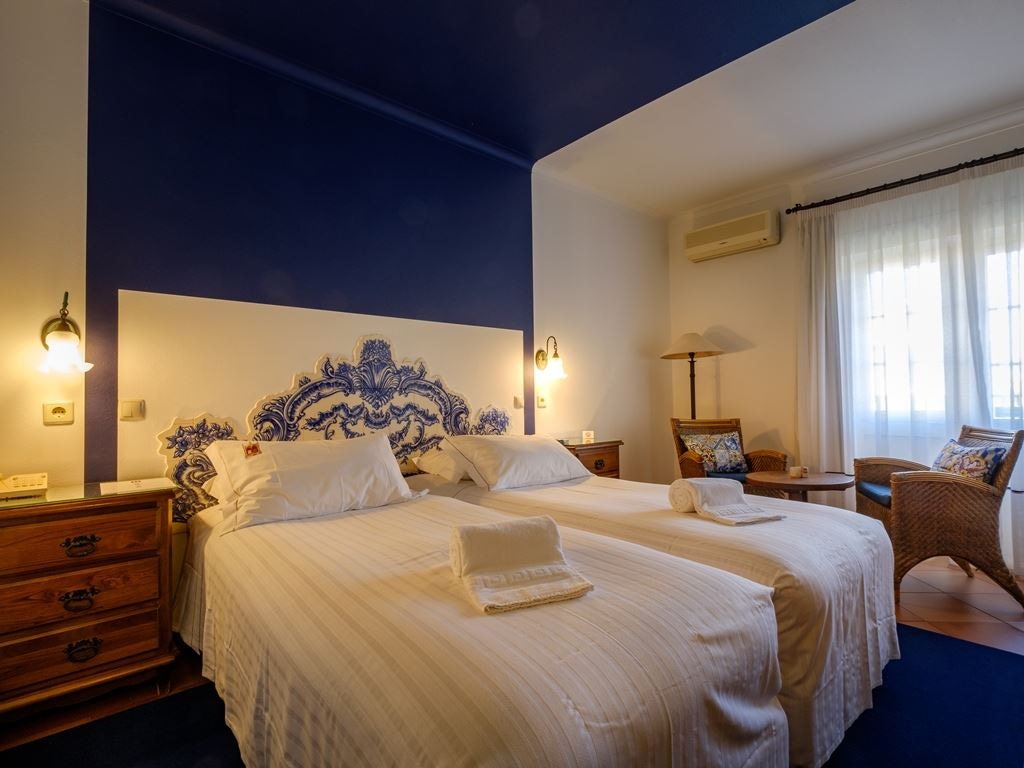 rooms-pd--clasic-pool-viewgarden-view