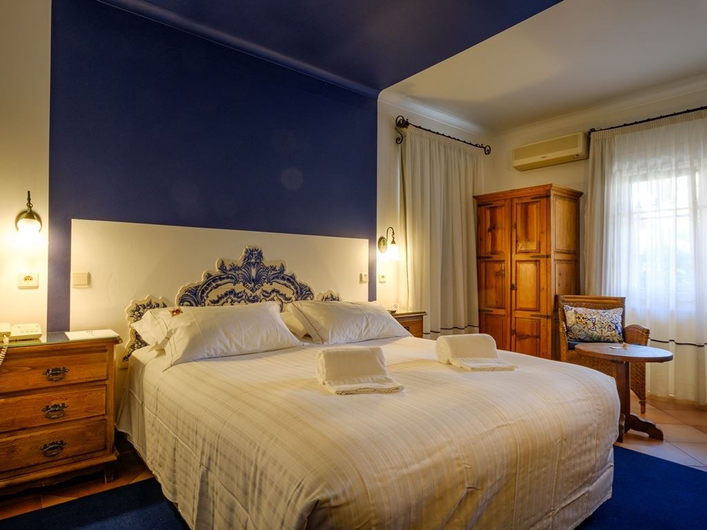 rooms-pd--clasic-pool-viewgarden-view