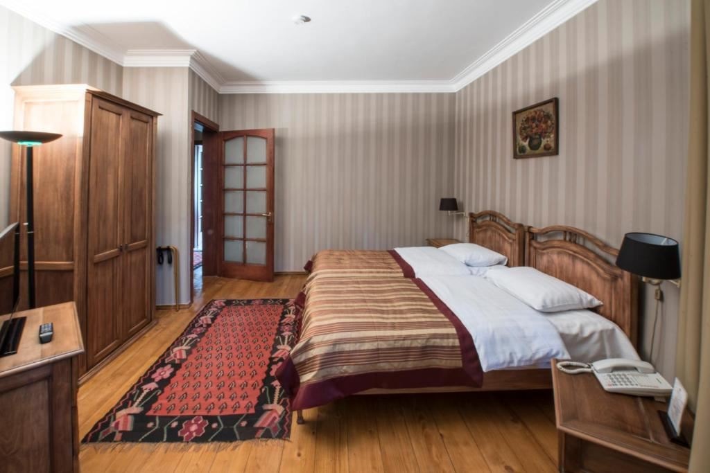 rooms-room-suit-twindbl