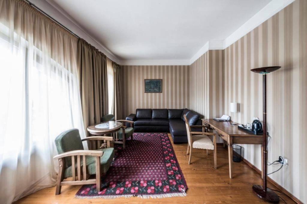 rooms-room-suit-twindbl