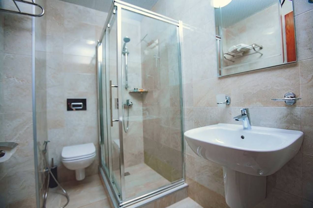 rooms-standard-dbltwin-room-balcony