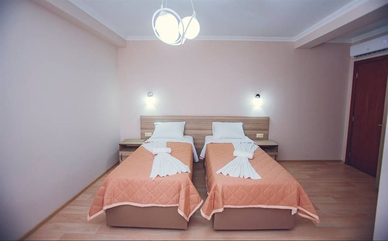 rooms-standard-dbltwin-room-balcony