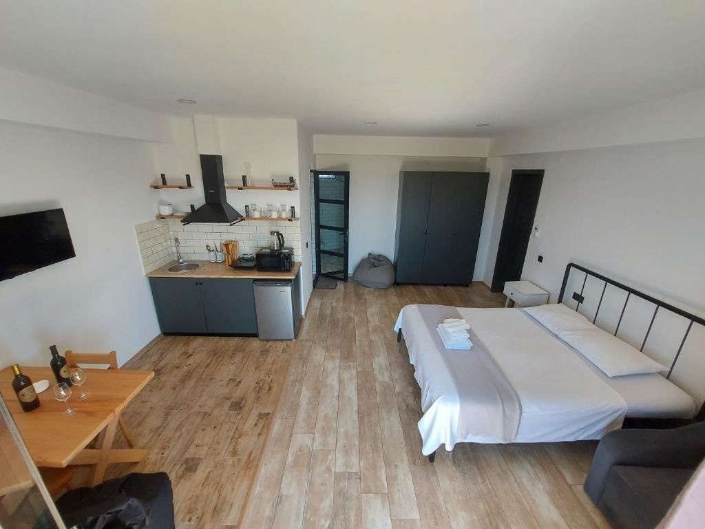 rooms-standard-twindbl-+-sofa+-kitchen