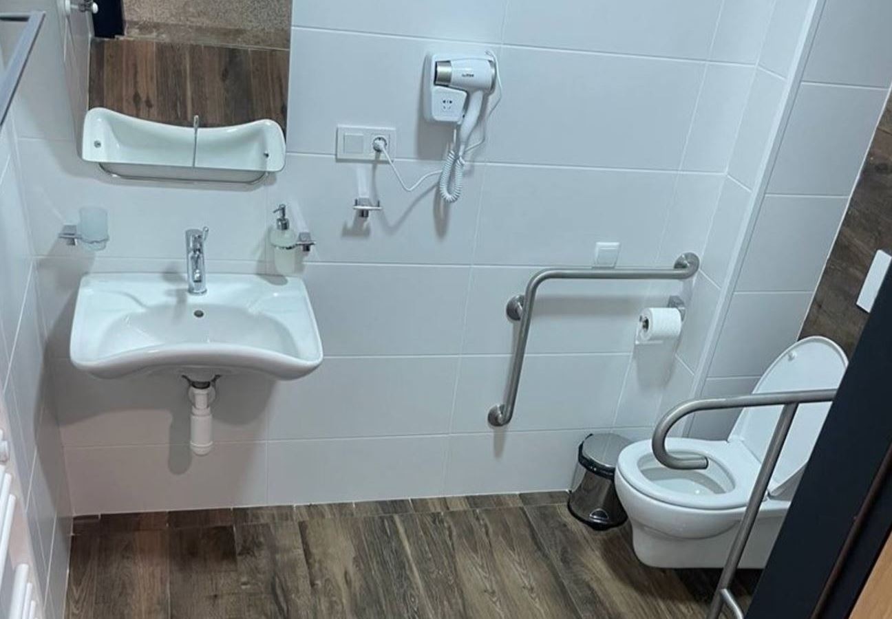 rooms-standard-twin-room-disability-access