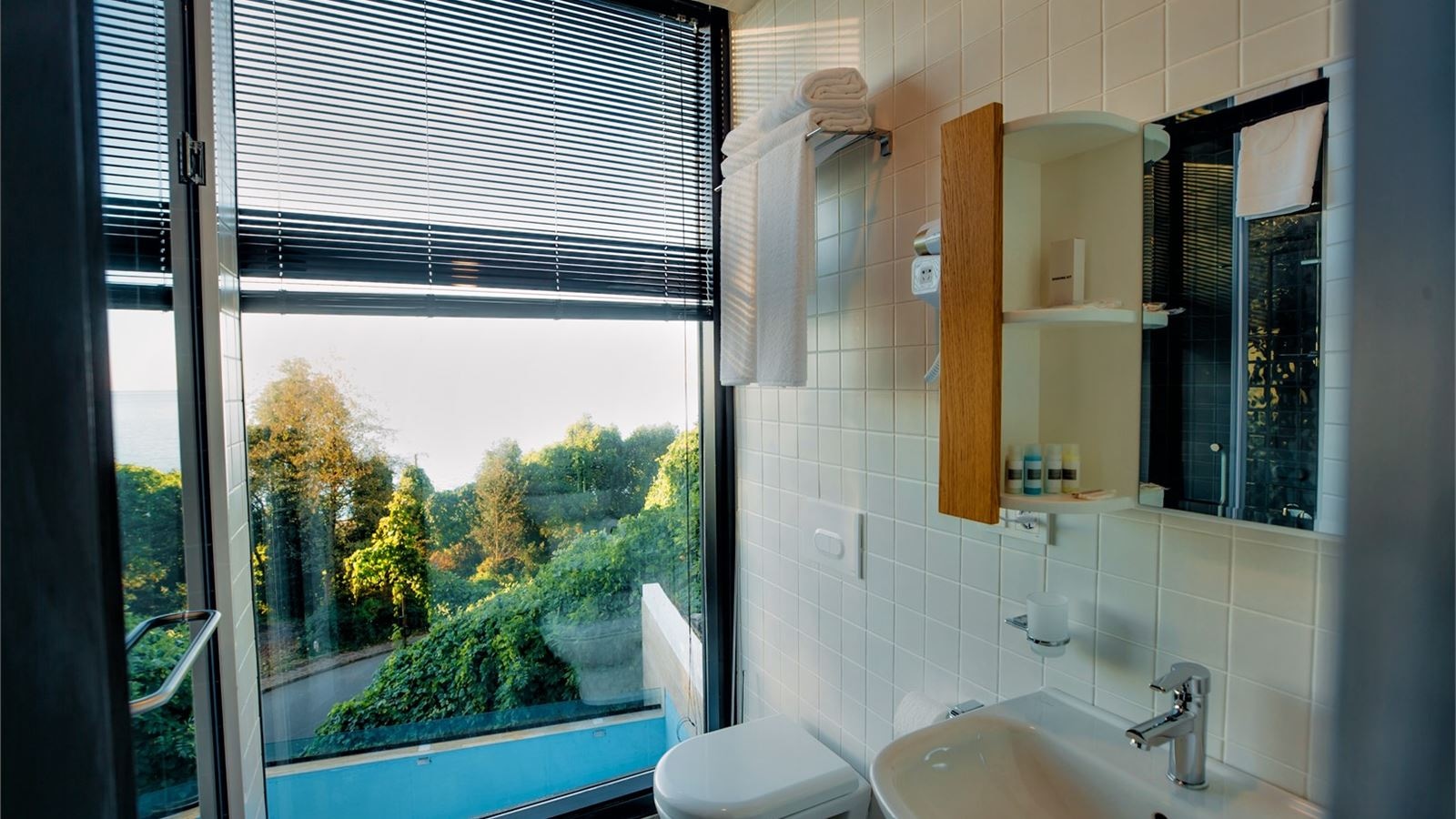 rooms-junior-room-wirh-panorama-view-dbl