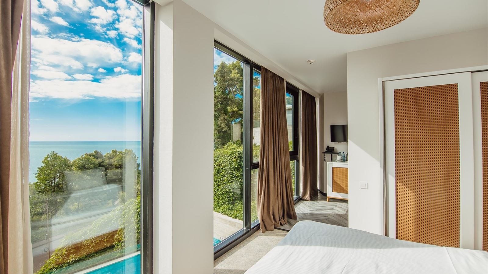 rooms-junior-room-wirh-panorama-view-dbl