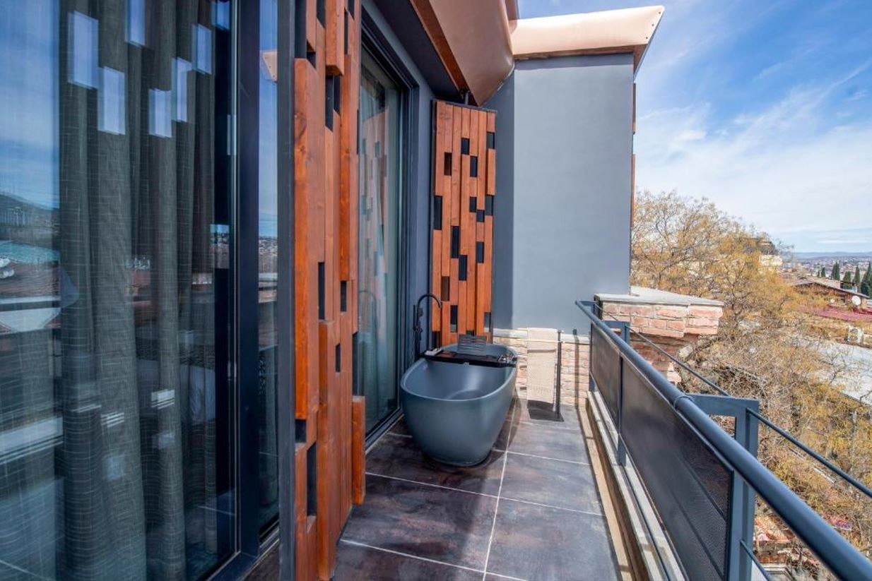 rooms-deluxe-suite-outdoor-bathtub-dbl