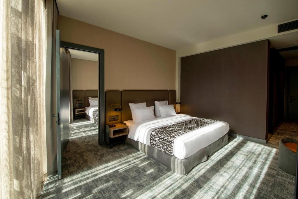 rooms-family-room-with-terrace-connecting