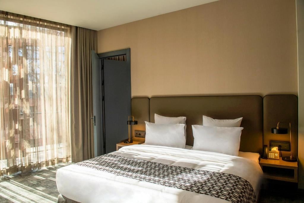 rooms-family-room-with-terrace-connecting