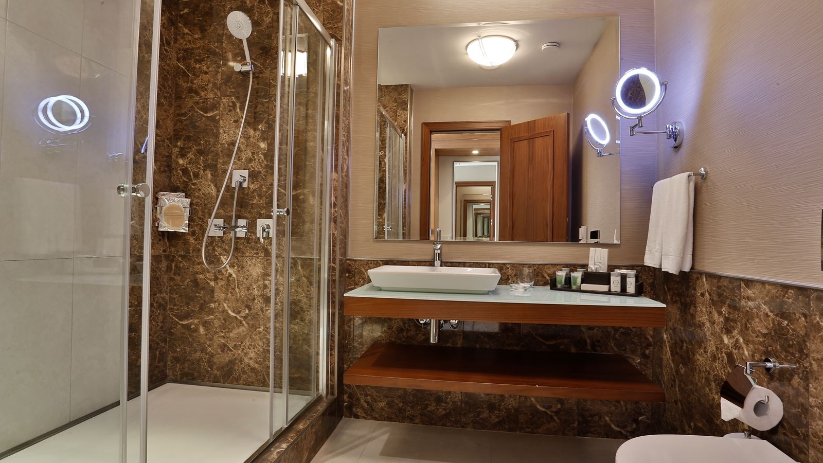 rooms-dbl-deluxe-room