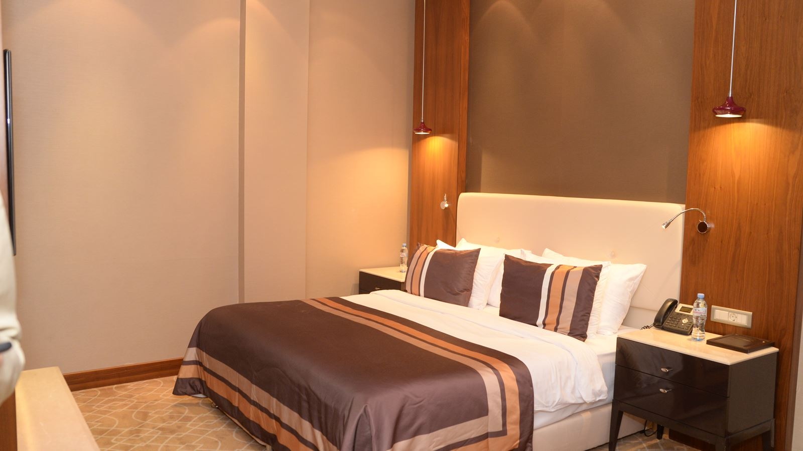 rooms-dbl-deluxe-room