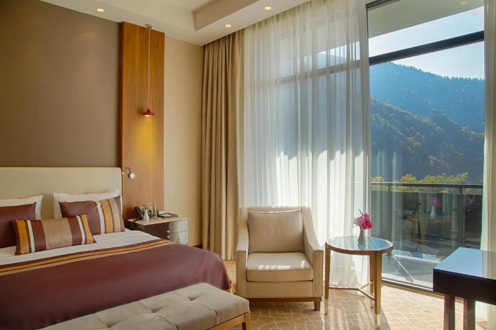 rooms-dbl-deluxe-with-jacuzzi-city-view-with-balcony