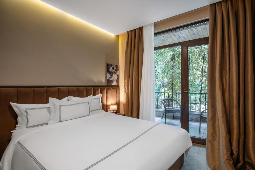 rooms-deluxe-dbl-room-with-balcony