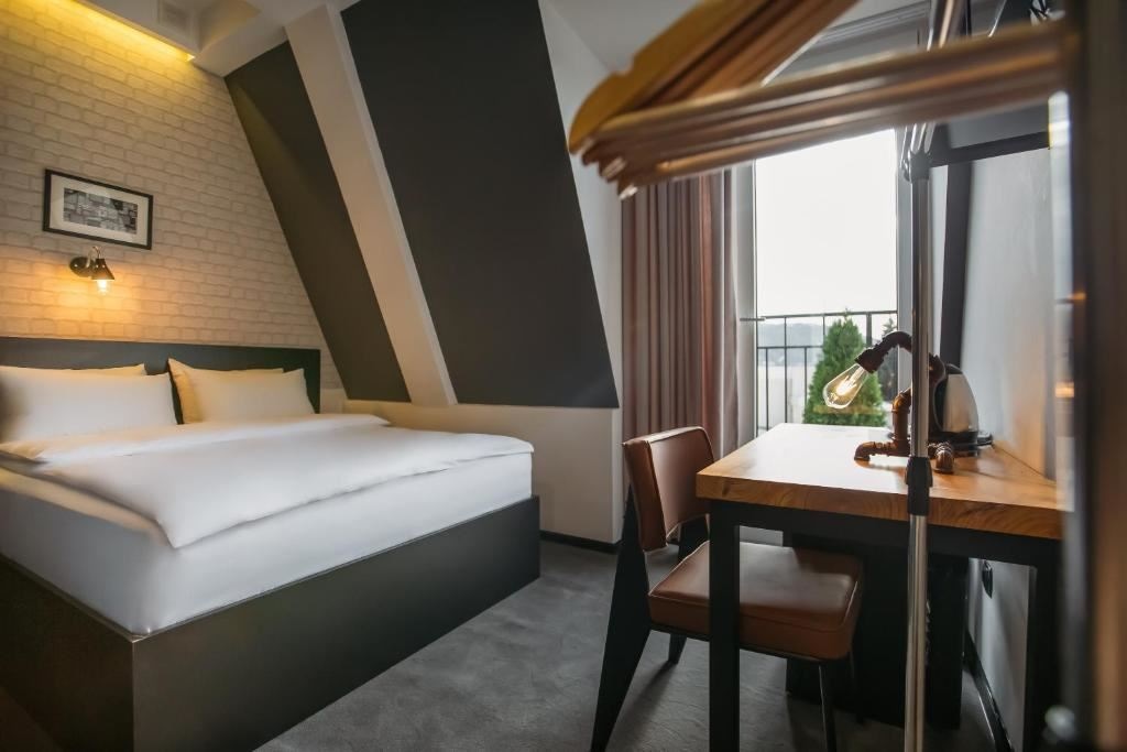 rooms-compact-dbl-with-balcony-доп-реб-до-599-без-места