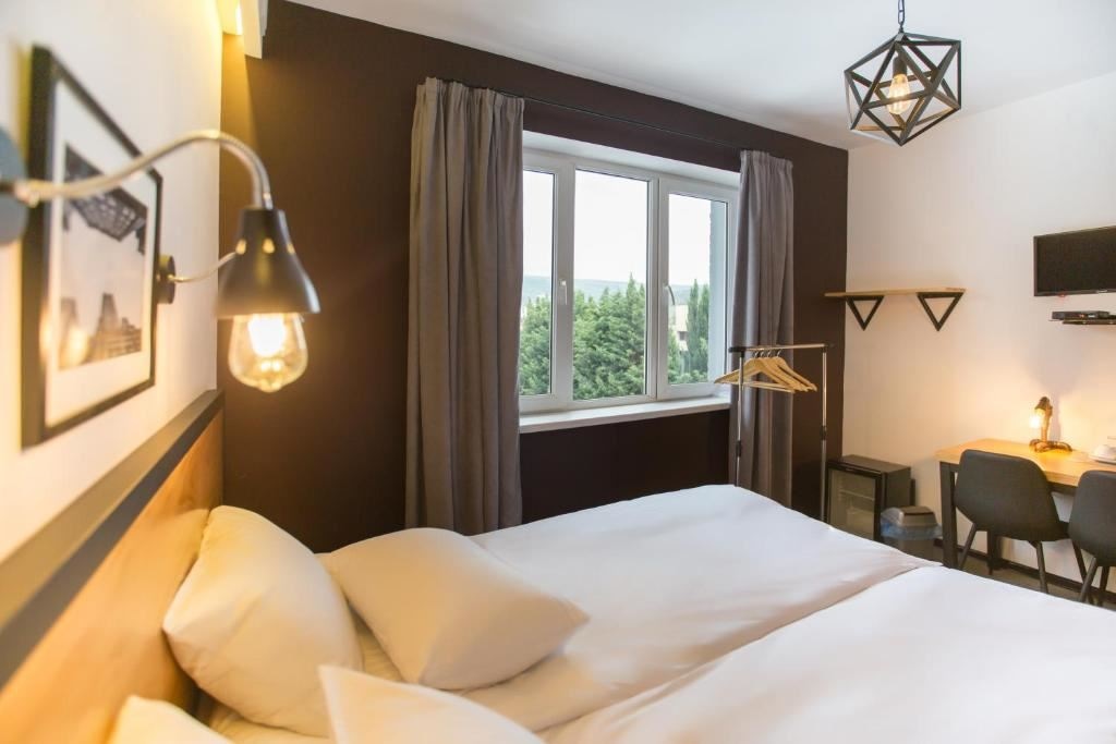 rooms-compact-dbl-доп-реб-до-599-без-места