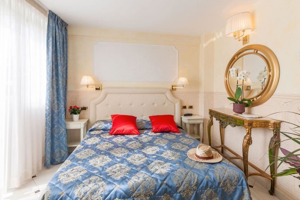 rooms-economy-room-direct-sea-view-with-small-balcony