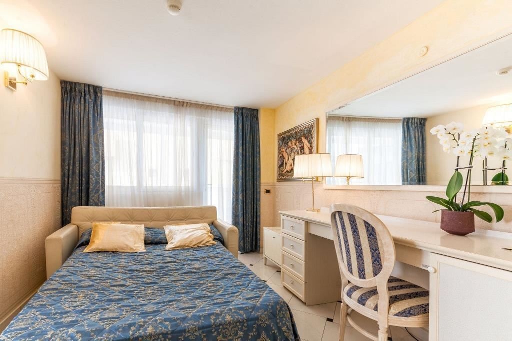 rooms-economy-room-direct-sea-view-with-small-balcony