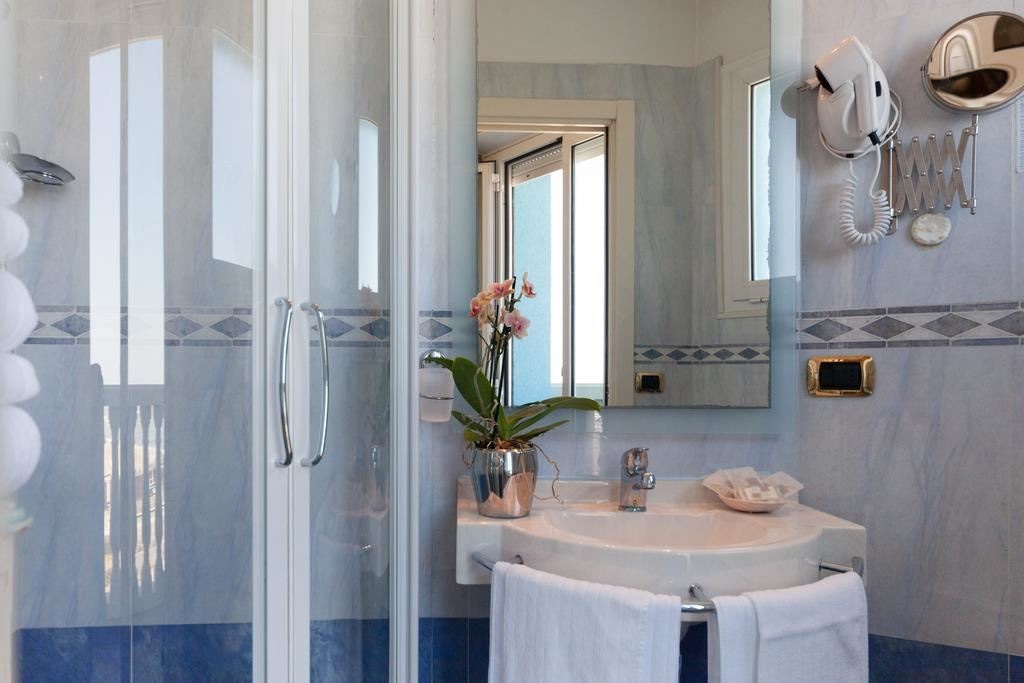 rooms-economy-room-direct-sea-view-with-small-balcony