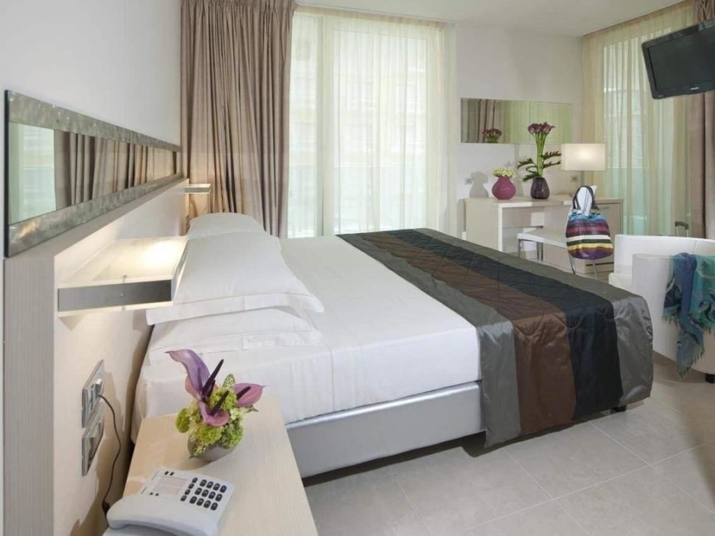 rooms-superior-room-lateral-sea-view-with-balcony