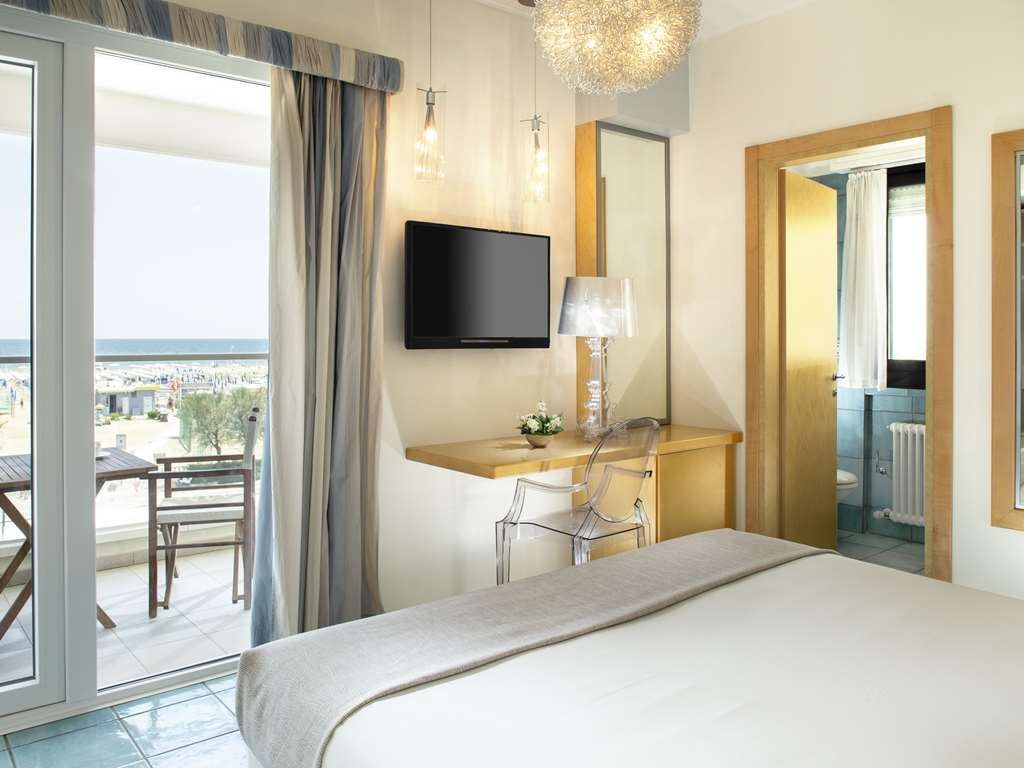 rooms-deluxe-room-frontal-sea-view-with-balcony