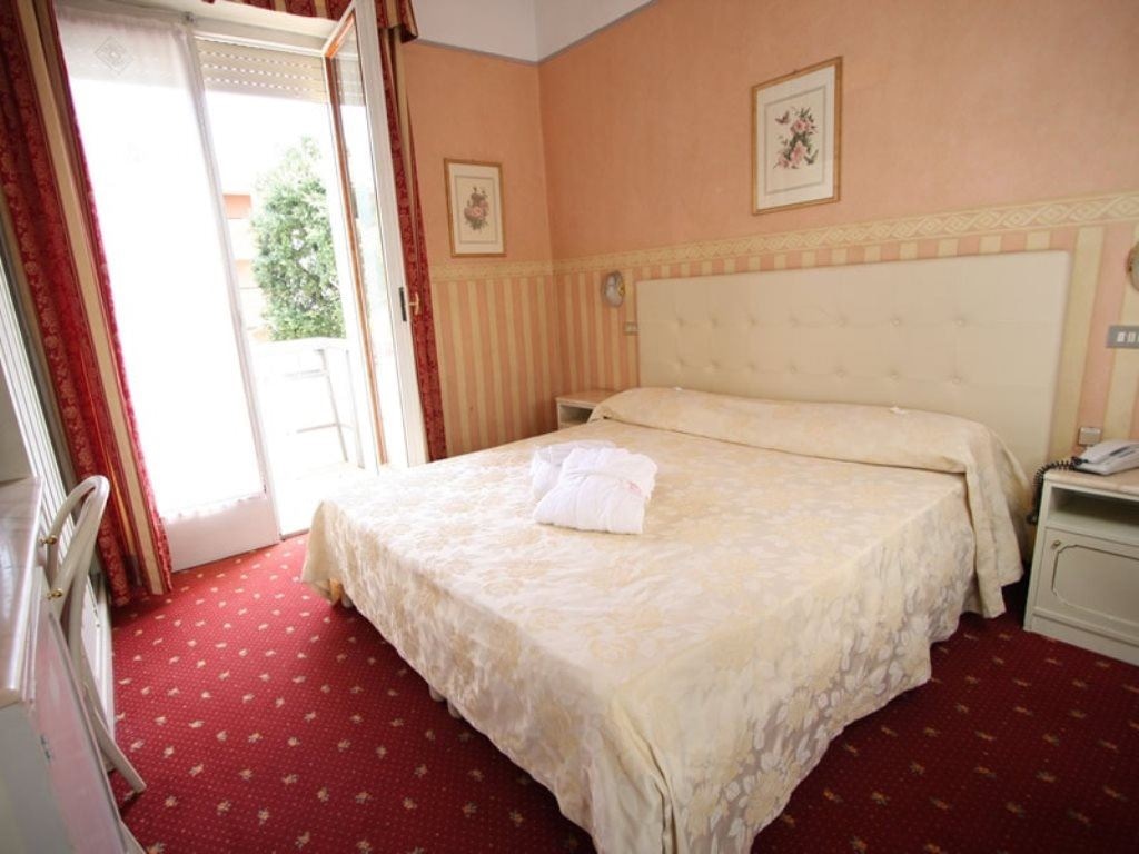 rooms-ambassador-room