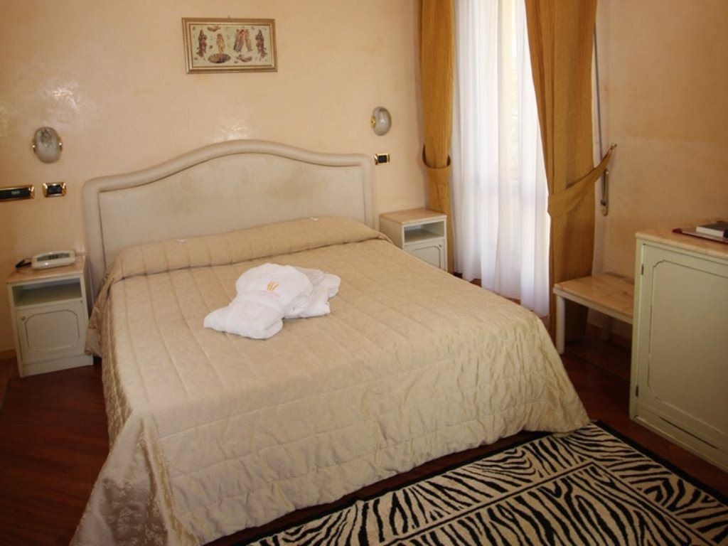 rooms-ambassador-room