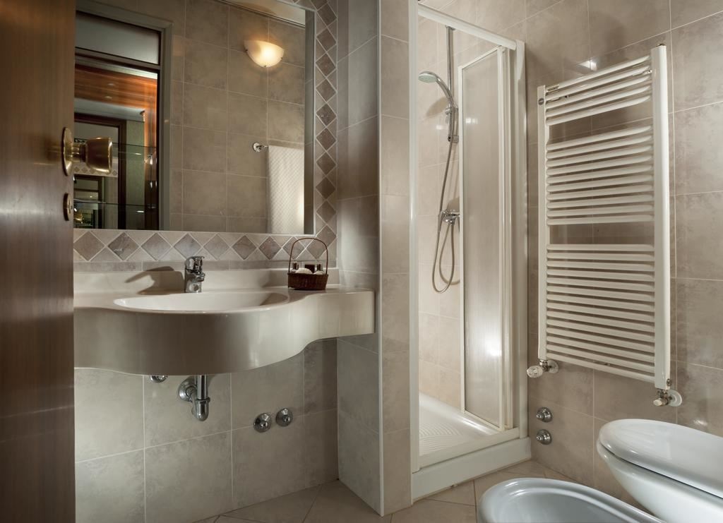 rooms-style-room-lateral-sea-view-with-balcony