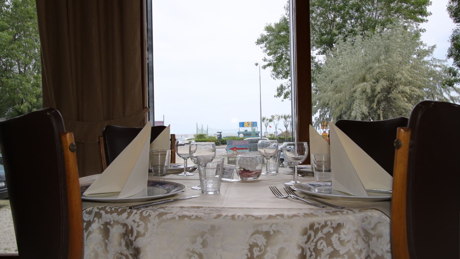 restaurants-restaurant