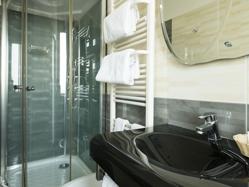 rooms-standard--room-lateral-sea-view-with-balcony