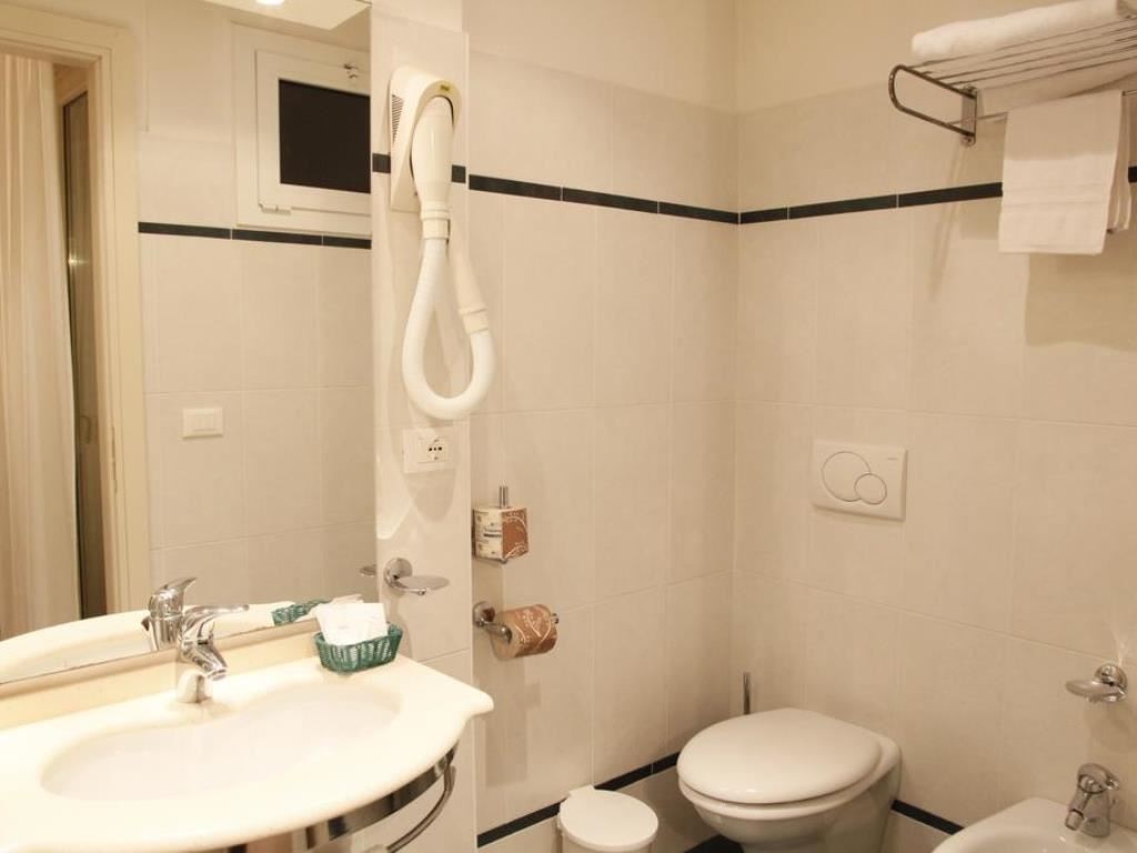 rooms-standard-room-lateral-sea-view-with-balcony