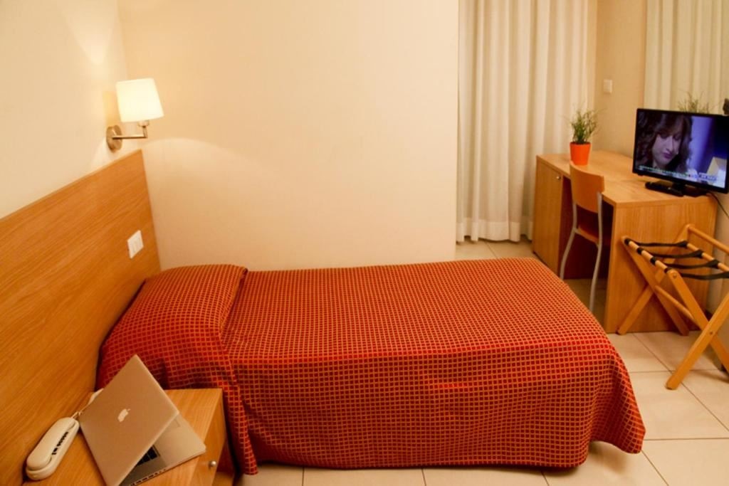 rooms-single-room-sea-view-with-balcony