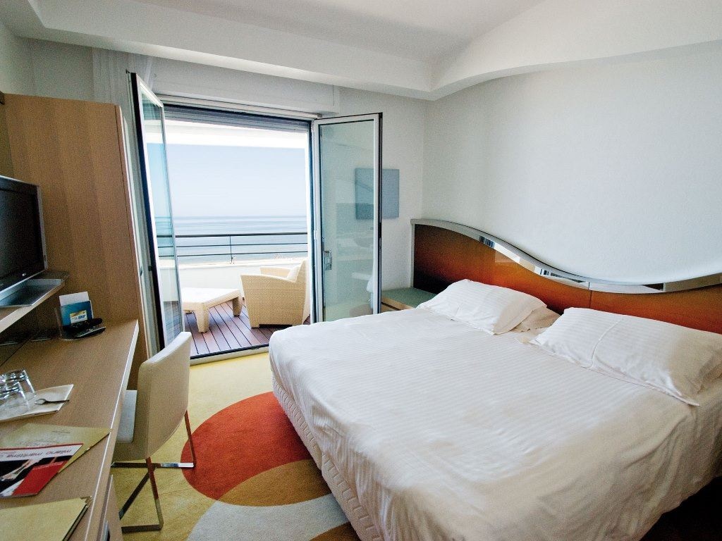 rooms-executive-room-frontal-sea-view-with-balcony