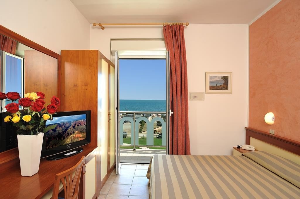 rooms-classic-side-sea-view-with-balcony