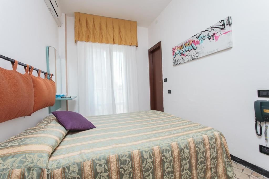 rooms-standard-room-lateral-sea-view-with-balcony