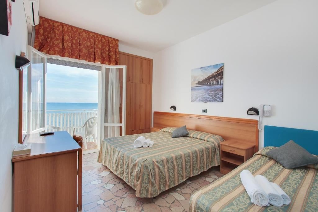 rooms-comfort-room-lateral-sea-view-with-balcony