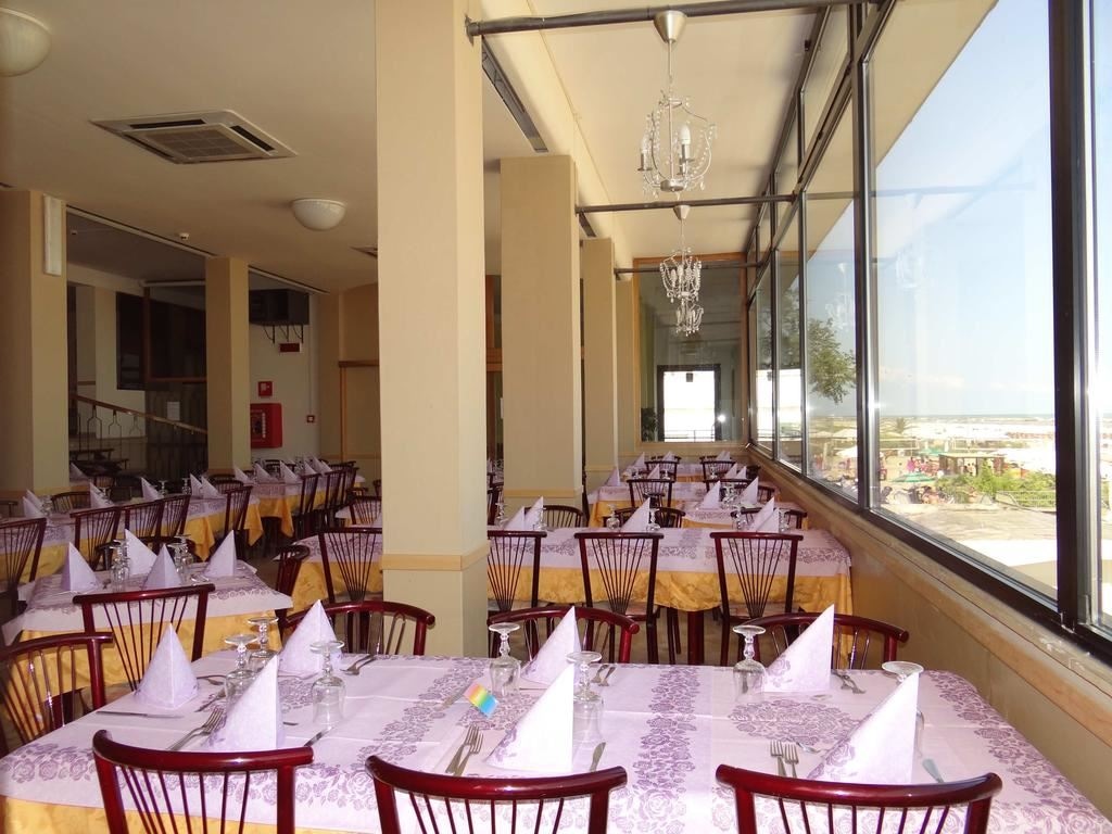 restaurants-restaurant