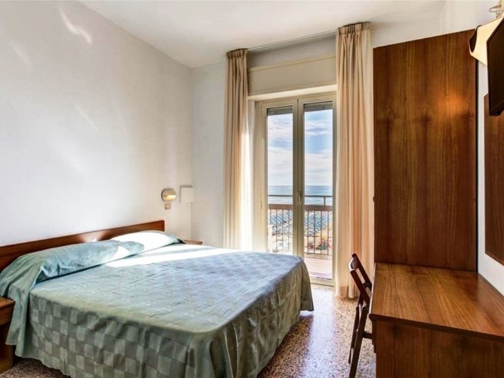 rooms-standard-room-lateral-sea-view-with-balcony