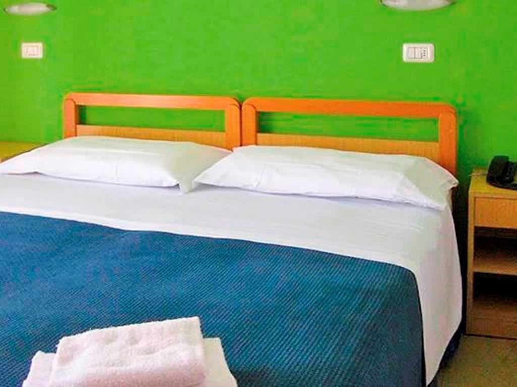 rooms-standard-room-lateral-sea-view-with-balcony